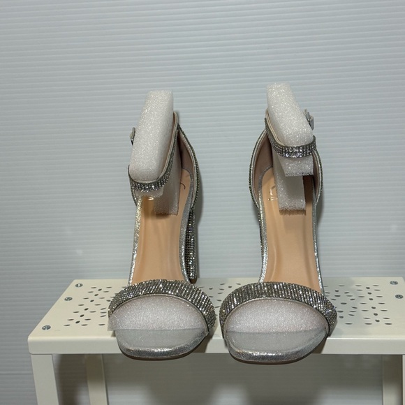 New With Box Delicious brand Shiner block-heel sandals in silver/clear, size 6 - Picture 5 of 11